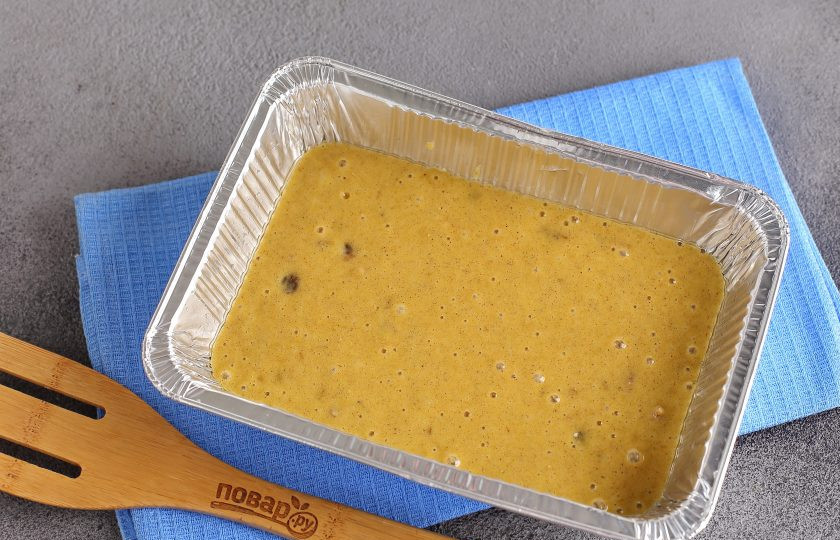 1. Этап. Кекс из амарантовой муки: Перелейте тесто в смазанную маслом форму для запекания. Готовьте в духовке при температуре 180 градусов около 25 минут.