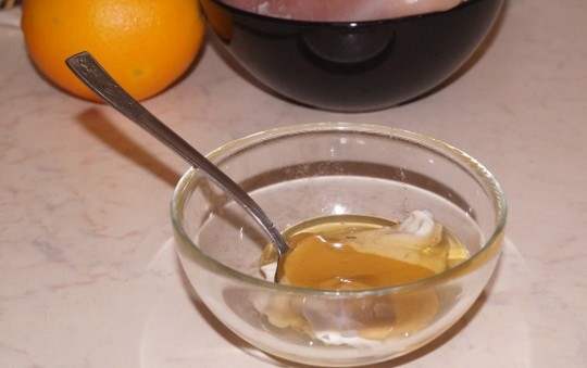 1. Этап. Куриная грудка в аэрогриле: 2. Для приготовления соуса соедините майонез, горчицу и мед. Добавьте немного соли и перца (по желанию) по вкусу и все тщательно перемешайте.