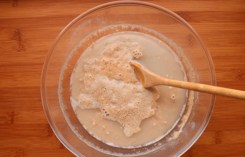 1. Этап. Ржано-пшеничный хлеб: Через 12 часов опара подошла и можно готовить тесто. В опару добавьте 200 мл теплой воды.