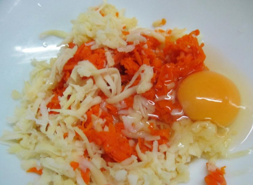 1. Этап. Пирожки со свеклой: Картофель и морковь отварите. Овощи натрите на терке, вбейте яйцо и перемешайте.