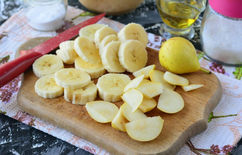 1. Этап. Бананово-грушевый пирог: Нарежьте колечками банан, а груши — небольшими дольками.