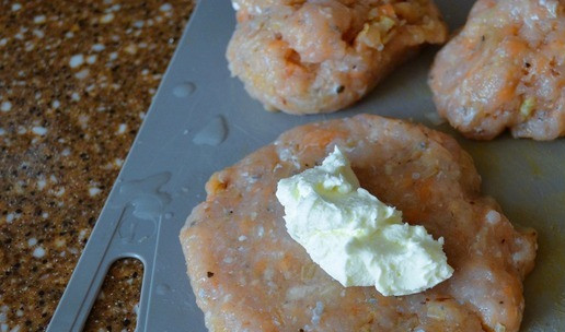 1. Этап. Рыбные котлеты с творожно-сливочной начинкой: Фарш расплющить в круг, на середину выложить 1 ч. л. начинки, защепить.