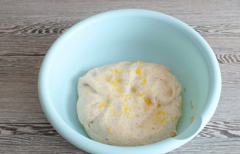 1. Этап. Хлеб Гурман: Сок и цедру добавьте в чашу с тестом. Вмешайте. Чтобы лучше происходил замес, добавьте 2-3 ст.л. муки.