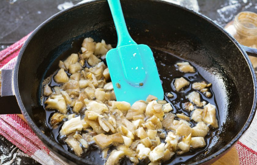 1. Этап. Селедка под шубой постная: Обжаривайте грибы на растительном масле в течение 10-12 минут. Добавьте соль и перец по вкусу. После обжарки грибы остудите.
