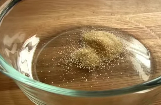 1. Этап. Селедочный тарендис: 1. Желатин залейте 0,5 стаканом холодной воды. Дождитесь, чтобы он разбух.