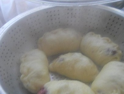 1. Этап. Творожное тесто для вареников на пару: 7. Варите на пару около 10 минут. Подавайте к столу вареники сразу, дополнив по вкусу сметаной, медом или другими добавками.