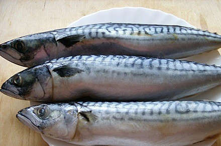 1. Этап. Скумбрия на барбекю: Скумбрию промойте. Удалите из неё внутренности, также не забудьте убрать все чёрные плёнки. Далее рыбу посолите, поперчите и натрите специями. Оставьте её на 2-3 часа для мариновки.