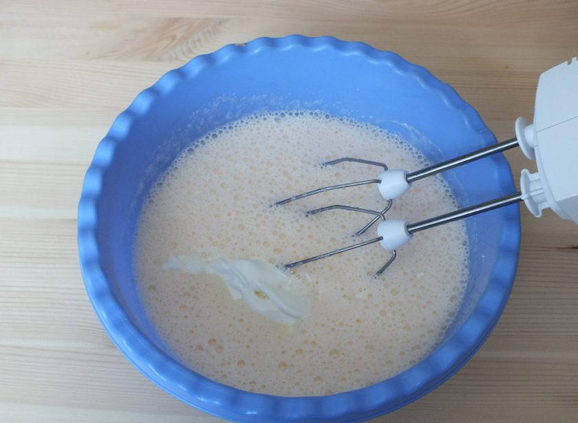 1. Этап. Торт Семистаканник: Добавьте сметану, взбейте.