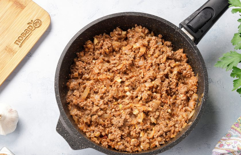 1. Этап. Кето-лазанья с кабачком: Перемешайте и тушите пару минут.