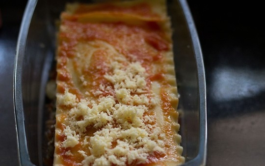 1. Этап. Грибная лазанья: 14. Верхний лист лазаньи смажьте томатным соусом и хорошо присыпьте сыром. Отправьте форму в разогретую до 180 градусов духовку.