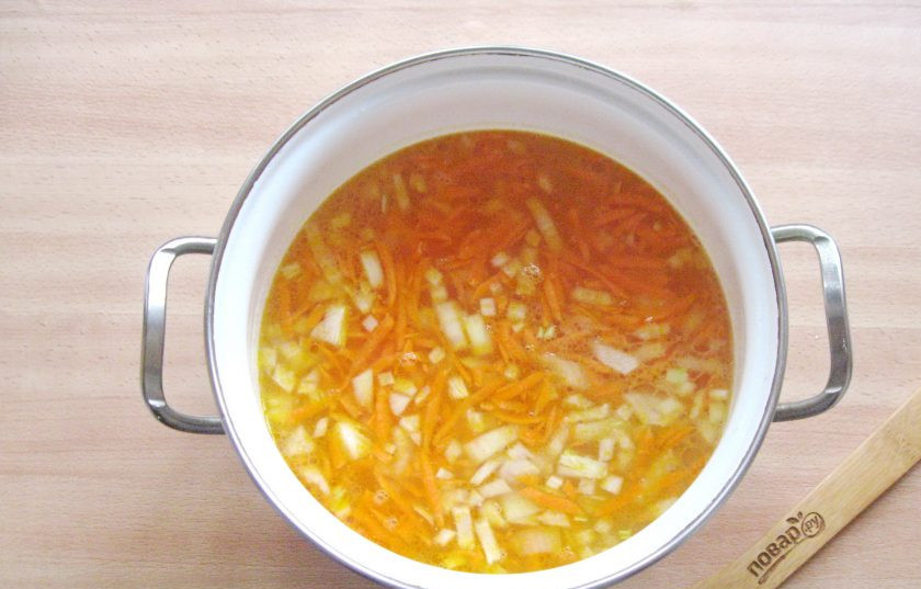 1. Этап. Щи из свежей капусты без зажарки: Добавьте в кастрюлю с бульоном и картофелем.