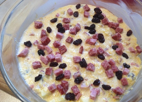 1. Этап. Швейцарская кукурузная запеканка: 7. Перекладываем в форму для запекания и сверху посыпаем оставленными колбасой и изюмом. Слегка 