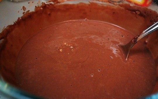 1. Этап. Шоколадные оладьи: Смесь должна получиться довольно густой. Однако она не может долго стоять, поэтому сразу же приступаем к жарке оладий.