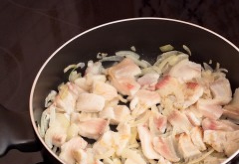 1. Этап. Минтай жареный в сметане: Положите на сковороду минтай. Обжарьте со всех сторон. По 3-4 минуты на сторону.