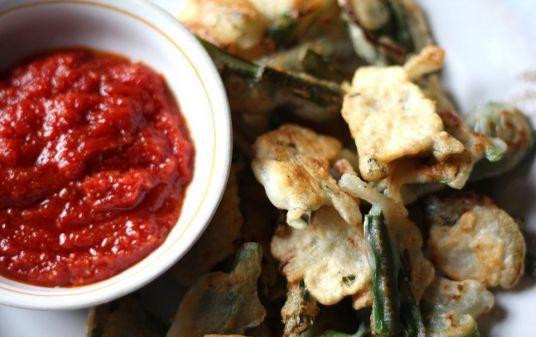 1. Этап. Пакора с зеленым луком: Пакору подавать с домашним кетчупом или соевым соусом.