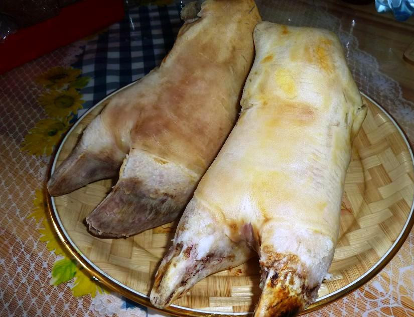 1. Этап. Хаш: Говяжьи копыта тщательно промойте и оскребите острым ножом.