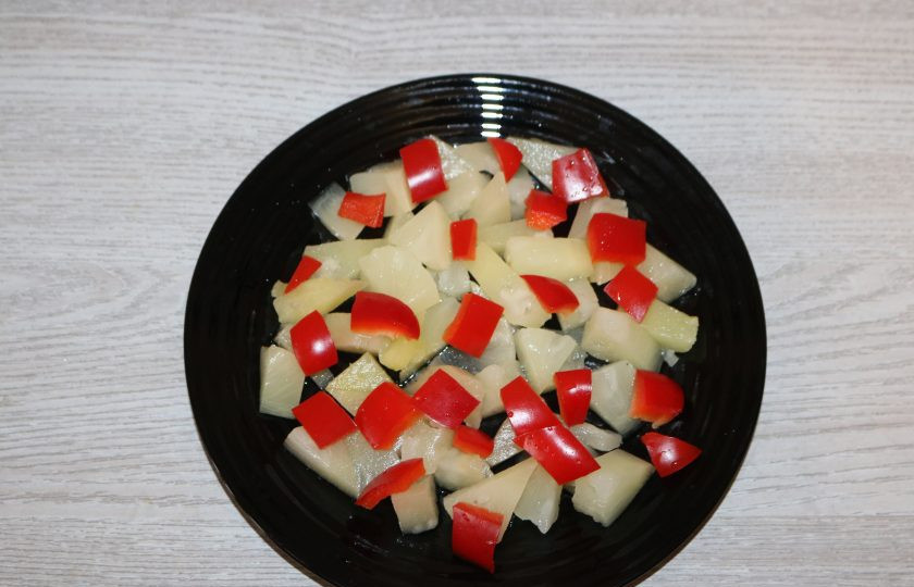 1. Этап. Салат из моркови с ананасом: Сладкий перец нарежьте кубиками, выложите на ананас.