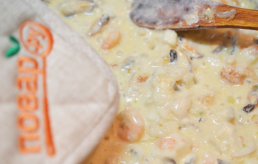 1. Этап. Чилийское чупе: Добавьте сливки, посолите, поперчите. Тушите на небольшом огне до загустения.