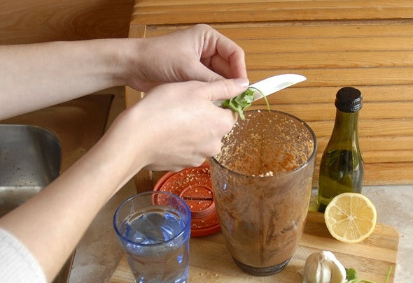 1. Этап. Тхина: 4. Добавьте промытую измельченную петрушку (несколько веточек), очищенный чеснок, кумин, немного воды или еще лимонного сока. Пробуйте!