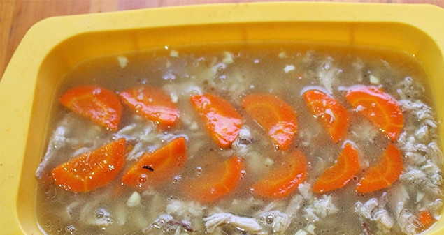 1. Этап. Куриный холодец в мультиварке редмонд: Залейте бульоном. Оправьте в холодильник на ночь, чтобы холодец загустел.