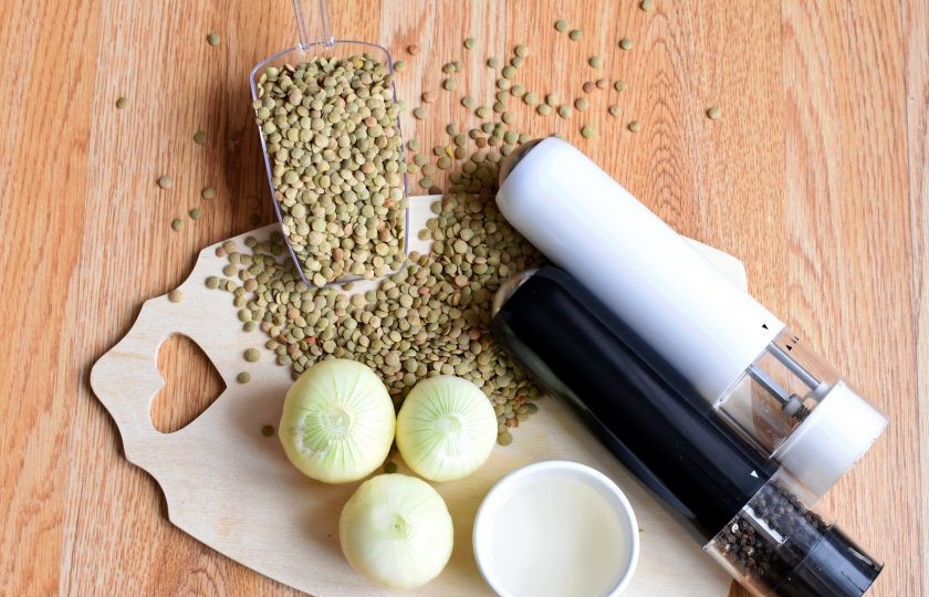 1. Этап. Чечевица с луком: Подготовьте необходимые ингредиенты.