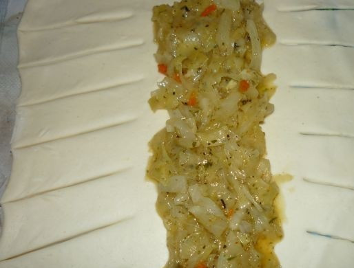 1. Этап. Капустная кулебяка: 6. Выложить на середину теста начинку. Для того, чтобы красиво завернуть, сделать небольшие надрезы на краях теста.