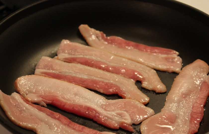 1. Этап. Несладкая начинка для профитролей: 1. Итак, профитроли уже испеклись или куплены в магазине, а мы приступим к начинке. Для этого бекон тщательно обжарим со всех сторон, чтобы получились практически сухие шкварки.