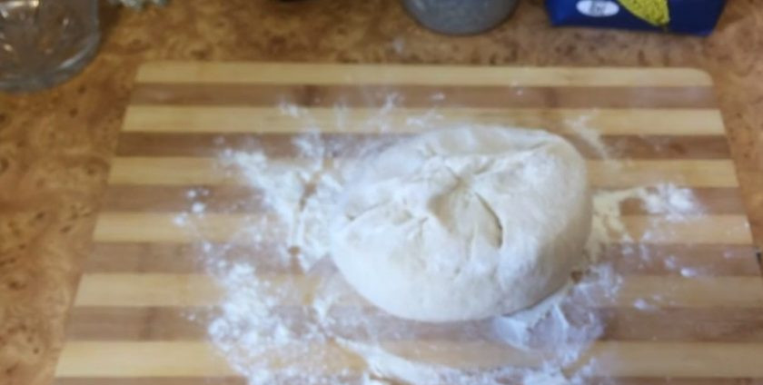 1. Этап. Паровые булочки (штрули): 3. Затем добавьте соль, сахар, растительное масло и вымешивайте тесто 5 минут на 2 скорости. Готовое тесто выложите на присыпанную мукой поверхность и округлите, подгибая края в центр.