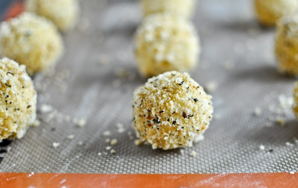 1. Этап. Шарики из пюре в сырной панировке: 5. Выложите на противень, застеленный пергаментом или силиконовым ковриком.