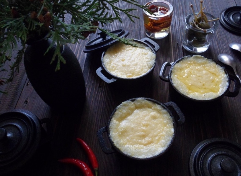 1. Этап. Кукурузная каша в горшочке: Затем раскладываем кашу по горшочка так, чтобы каша было на 1,5 см ниже кромки горшка и обильно посыпаем слоем тертого сыра. Ставим в духовку, не накрывая крышкой, и готовим в течение 20 минут при 200 градусах.