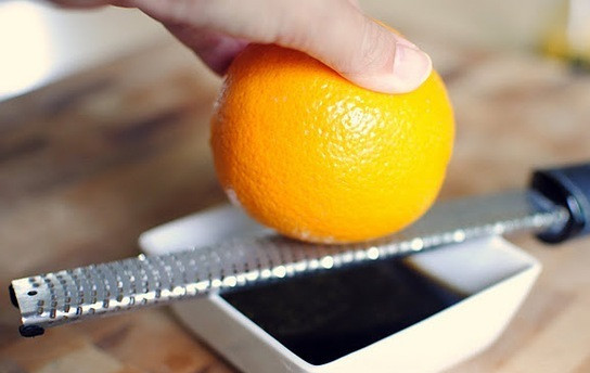 1. Этап. Салат с апельсиновым соусом: Теперь приготовьте маринад для рыбы. Смешайте соевый соус и кунжутное масло. Добавьте коричневый сахар. Натрите цедру апельсина.