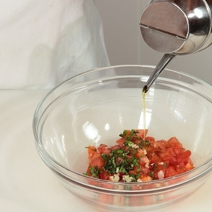 1. Этап. Спагетти с помидорами: В миске смешать нарезанные помидоры, измельченный базилик, мелко нарубленный чеснок, оливковое масло и соль.