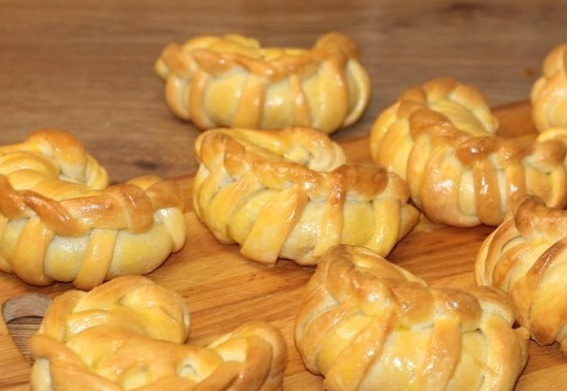 1. Этап. Плетеные булочки на молоке с начинкой: 20. Затем смазываем булочки взбитым яйцом и посыпаем обжаренным кунжутом (по желанию). Выпекаем булочки в разогретой до 180 С духовке, минут 30-40. Приятного аппетита!