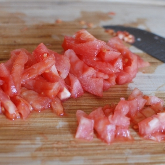 1. Этап. Салат с черной фасолью: Помидоры нарезаем мелкими кубиками.