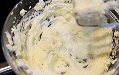 1. Этап. Мини-тортики из мастики: 5. Тем временем взбейте сливочный сыр. Добавьте растопленный шоколад, сок лимона и размягченное сливочное масло. Тщательно взбейте крем до однородности.