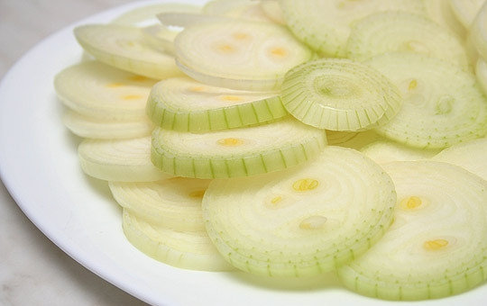 1. Этап. Простой греческий салат: Лук нашинковать кольцами или полукольцами. Слишком горький - обдать кипятком.