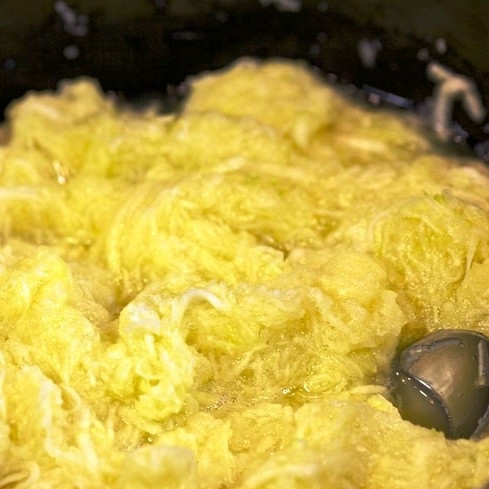 1. Этап. Кабачковые оладьи с козьим сыром: Ставим подсоленные кабачки в теплое место на 15 минут. Кабачки выделят много сока, который нам необходимо слить.