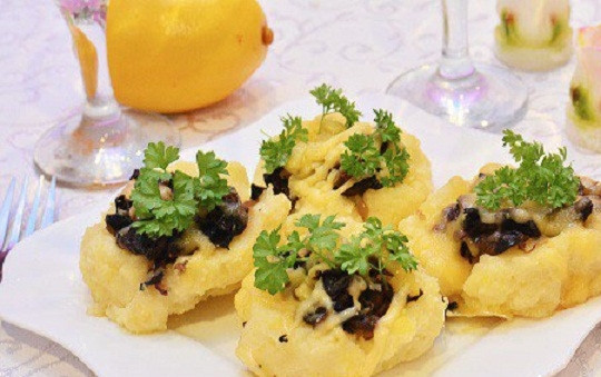 1. Этап. Картофельные шарики в мультиварке: 9. Готовые шарики аккуратно перекладываем на тарелку и при желании украшаем зеленью.