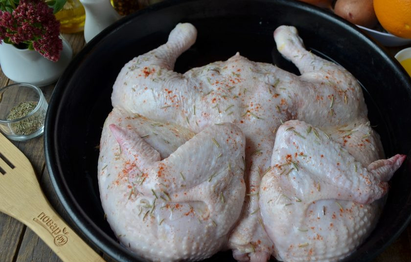 1. Этап. Жареный цыпленок целиком: Положите тушку на спинку, возьмите острый большой нож и разрежьте цыпленка ровно по центру. Переверните и разложите его, как книжку. Внутри я всегда удаляю почки, легкие, промываю хорошо. Посыпьте тушку солью, острым перцем и розмарином. Положите в глубокую тару, влейте вино и оставьте мариноваться на 4 часа в холоде.