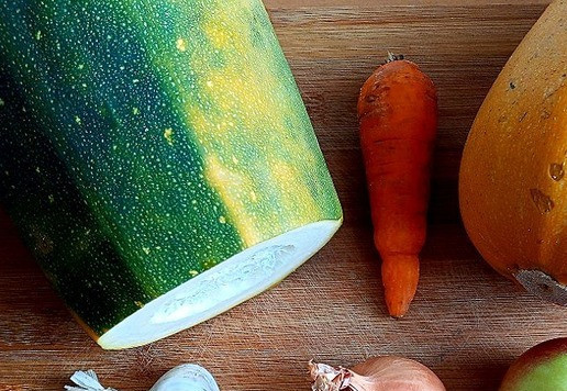 1. Этап. Овощное ассорти на кеци с колбасой: Набор овощей и яблоко. Яблоко не убирайте из рецепта, оно придаст блюду пикантный сладковато-кислый вкус.