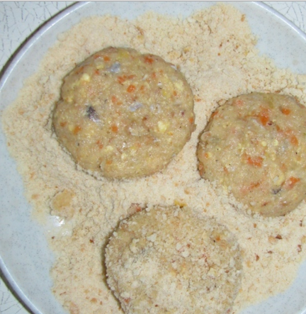 1. Этап. Вкусные рыбные котлеты: 2. Формируем котлетки и обваливаем их в сухарях. Затем - обжариваем со всех сторон на растительном масле.