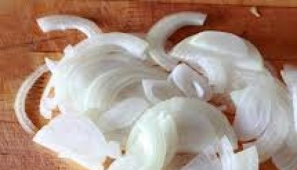 1. Этап. Угорь с хреном: Очищаем и нарезаем лук.