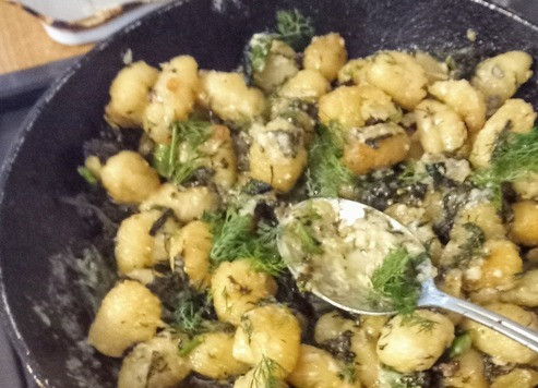 1. Этап. Обуглившиеся ньокки, брокколи и горгонзола: Посыпать оставшимся укропом. Можно подавать. Приятного аппетита.