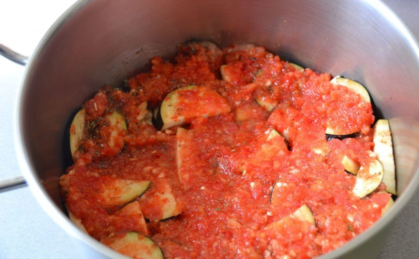 1. Этап. Закуска Кобра: Снова добавьте томатно-перечную смесь. Чередуйте слои несколько раз.