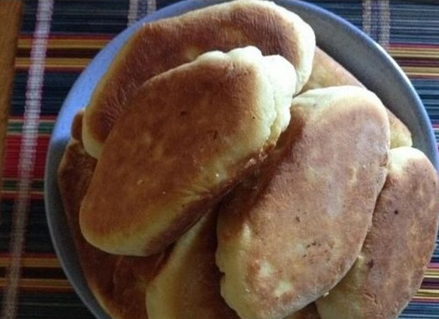 1. Этап. Пирожки жареные (на кефире): 10. Готовые пирожки переложите в тарелку и сразу подавайте к столу.