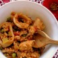 Паэлья Первая Свинину и куриную грудку нарезаем кусочками. Обжариваем в глубокой сковороде на половине раскаленного оливкового масла до золотистой корочки, добавляем морепродукты. Слегка солим. Обжариваем еще минуты 3. Выкладываем в другую посудину. Добавляем в сковороду оставшееся масло и обжариваем порубленные лук, чеснок и болгарский перец. Пассеруем до прозрачности лука. Перец, конечно, лучше взять красный - будет красивее в итоге, но у меня, как назло, в 2 ближайших магазинах был только зеленый! Правда, на вкус это не влияет! Только на эстетическую составляющую! К обжаренным овощам добавляем рис, зеленый горошек и специи. Немного солим. Вливаем бульон. Тушим 10 минут Бульон для паэльи должен быть вкусным! Варите такой бульон, на котором потом сварили бы суп! Добавляем к рису мясо с морепродуктами и тушим еще минут 10.