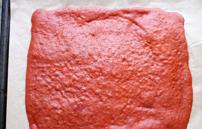 1. Этап. Рулет Красный бархат: Противень застелите пергаментом, выложите тесто и разровняйте ровным слоем. Поставьте в горячую духовку и выпекайте при температуре 180 градусов в течение 10-12 минут.