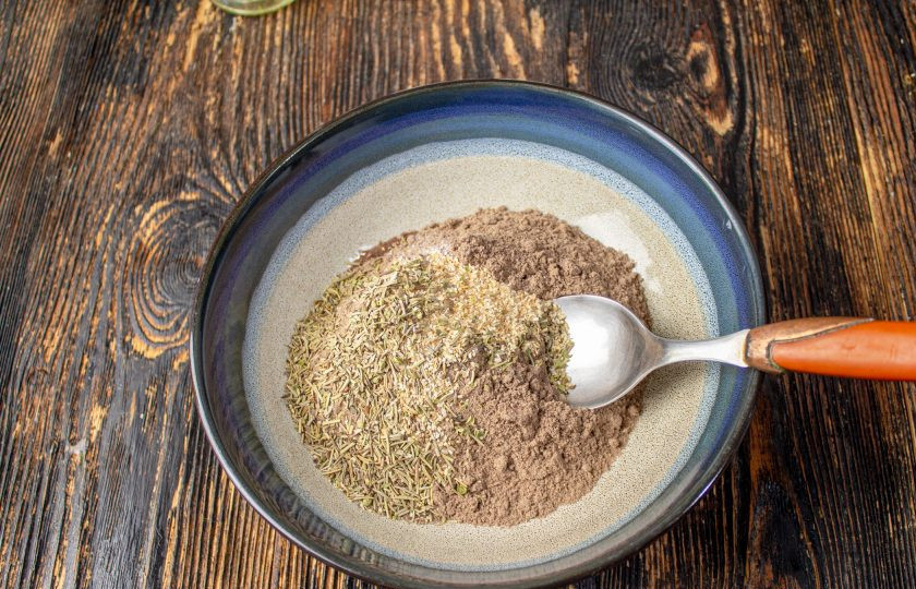 1. Этап. Льняные лепешки: В подходящую посуду всыпьте льняную муку, добавьте специи. Специи можете взять по вашему вкусу.