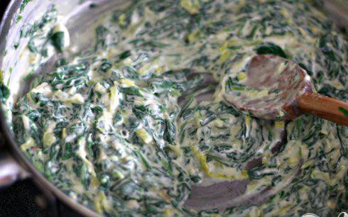 1. Этап. Стейк с грибным соусом и сливочным шпинатом: 5. Добавить сливочный сыр и, помешивая, готовить 1 минуту, пока сыр не расплавится, и шпинат не станет сливочным.