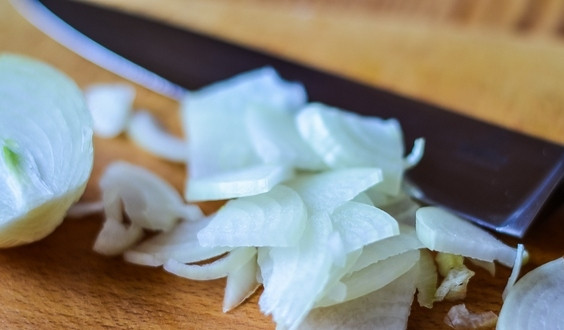 1. Этап. Маринованная капуста с луком: Лук почистите, нарежьте его четвертинками круга.